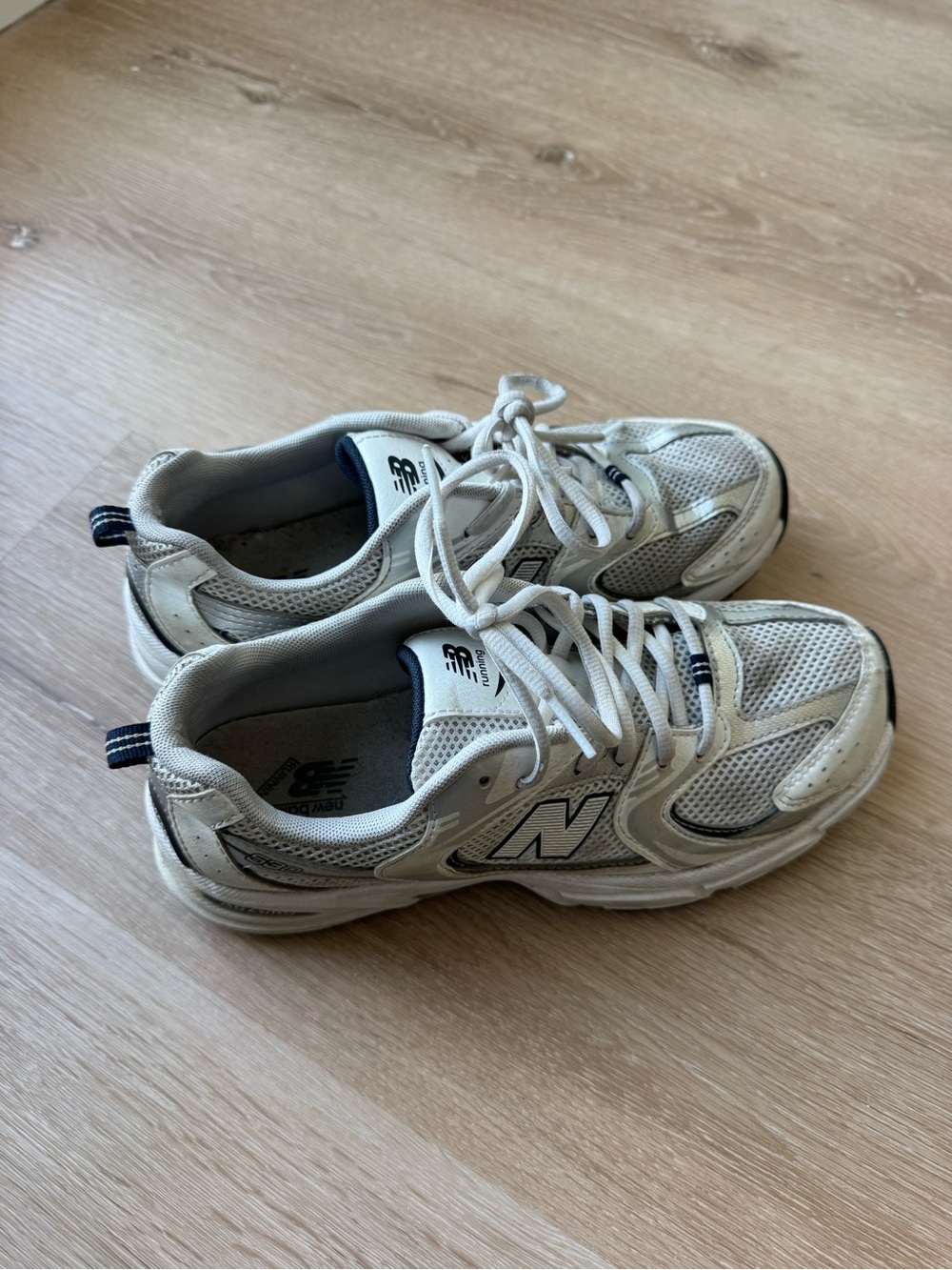 New Balance Men’s 6 woman’s 8 White and Gray 530 Athletic Sneakers - Picture 2 of 5
